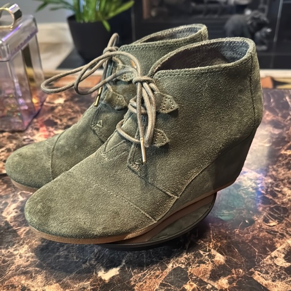 TOM Kala Wedged Heel Bootie in Dusty Olive Suede Women’s Size 9 - Picture 5 of 11
